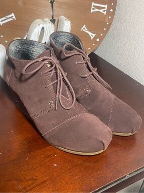 TOMS Women's Brown Suede Lace-Up Ankle Bootie Round Toe Wedge 9.5